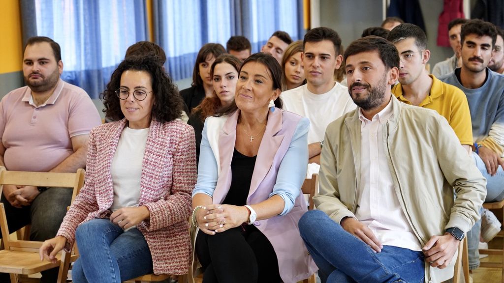 La secretaria de Organización del PSCyL, Ana Sánchez, participa en el Comité Autonómico de Juventudes Socialistas de Castilla y León en Hospital de Órbigo. Le acompaña, el secretario general de la organización, Fran Díaz