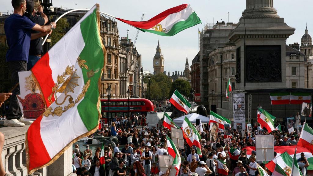 La gente protesta en Trafalgar Square en el primer aniversario de la muerte de Mahsa Amini.