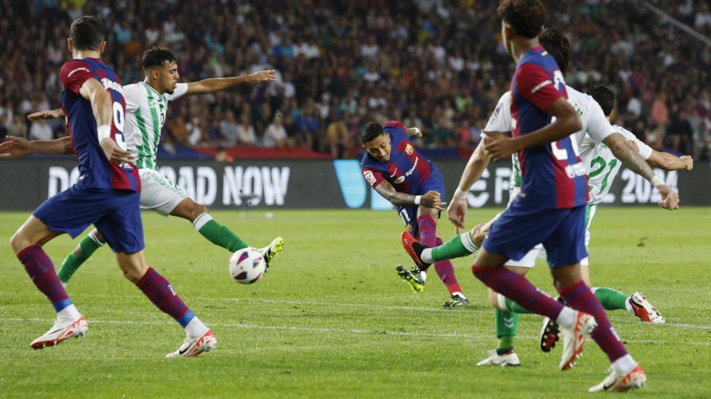 Momento en el que Raphinha remata para hacer el 4-0