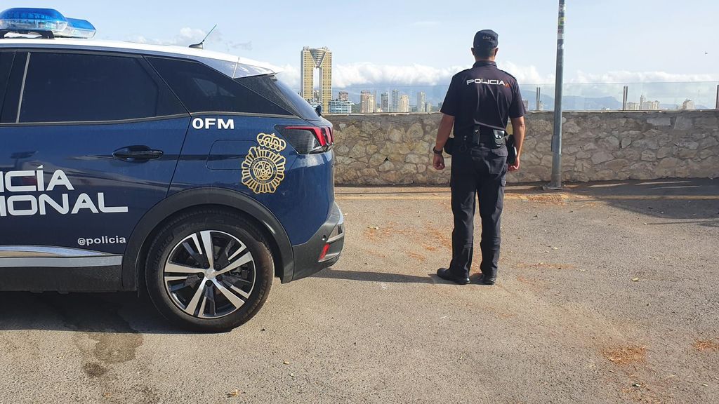 La Policía Nacional arresta en un lujoso resort de Benidorm a un hombre acusado de participar en una trata de personas.