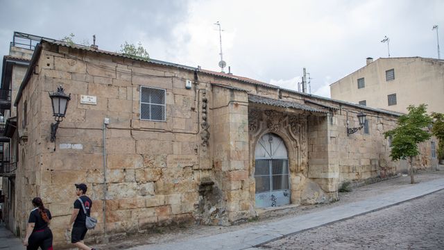 La ermita de la Misericordia, de origen medieval, aguarda en la plaza de San Cristóbal una solución para su reforma