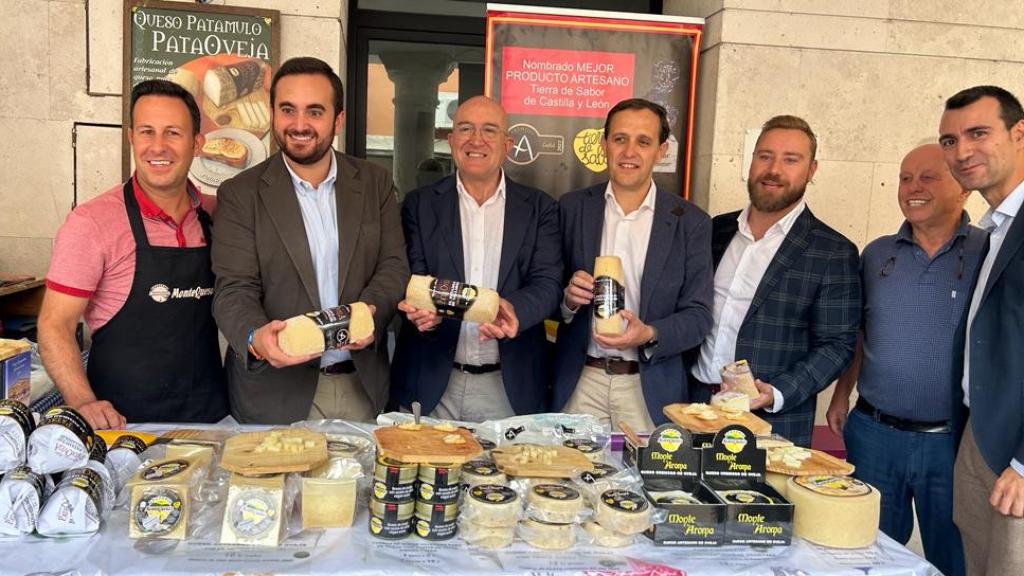 Jesús Julio Carnero y Conrado Íscar en el Mercado del Queso de Villalón de Campos