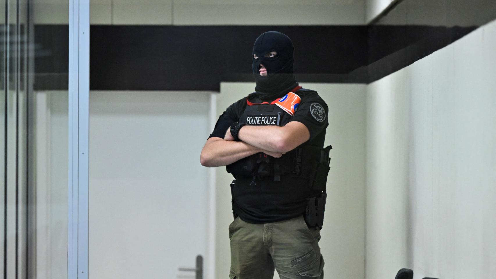 Un policía en el juzgado, durante la vista por el atentado de Bruselas de 2016.