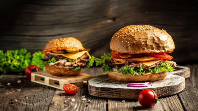 Hamburguesas Gourmet vs. Clásicas: Una batalla a bocados