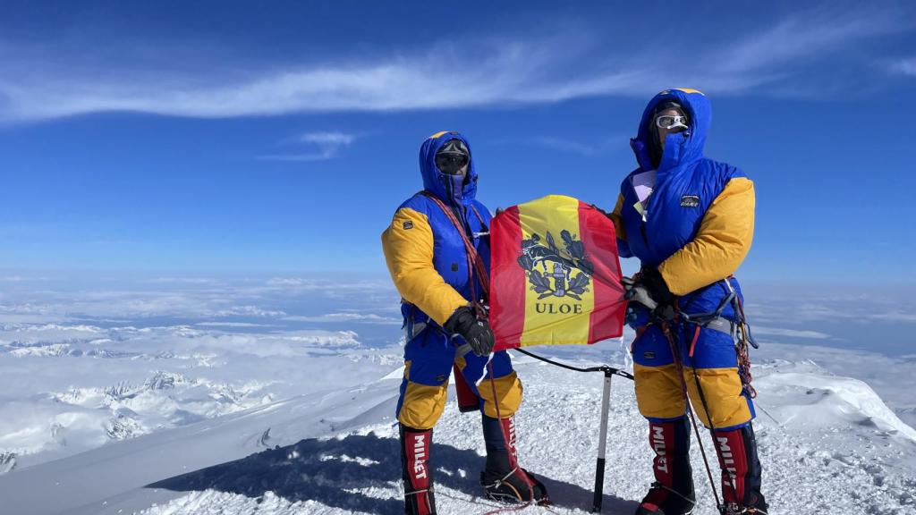 Carlos y Alfonso con la bandera de mochila de la ULOE del MOE.