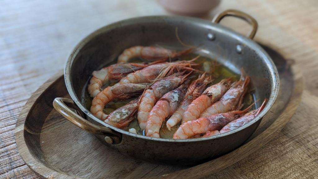 La apuesta de producto y carta de Balear se nota en platos como estas riquísimas gambas al ajillo