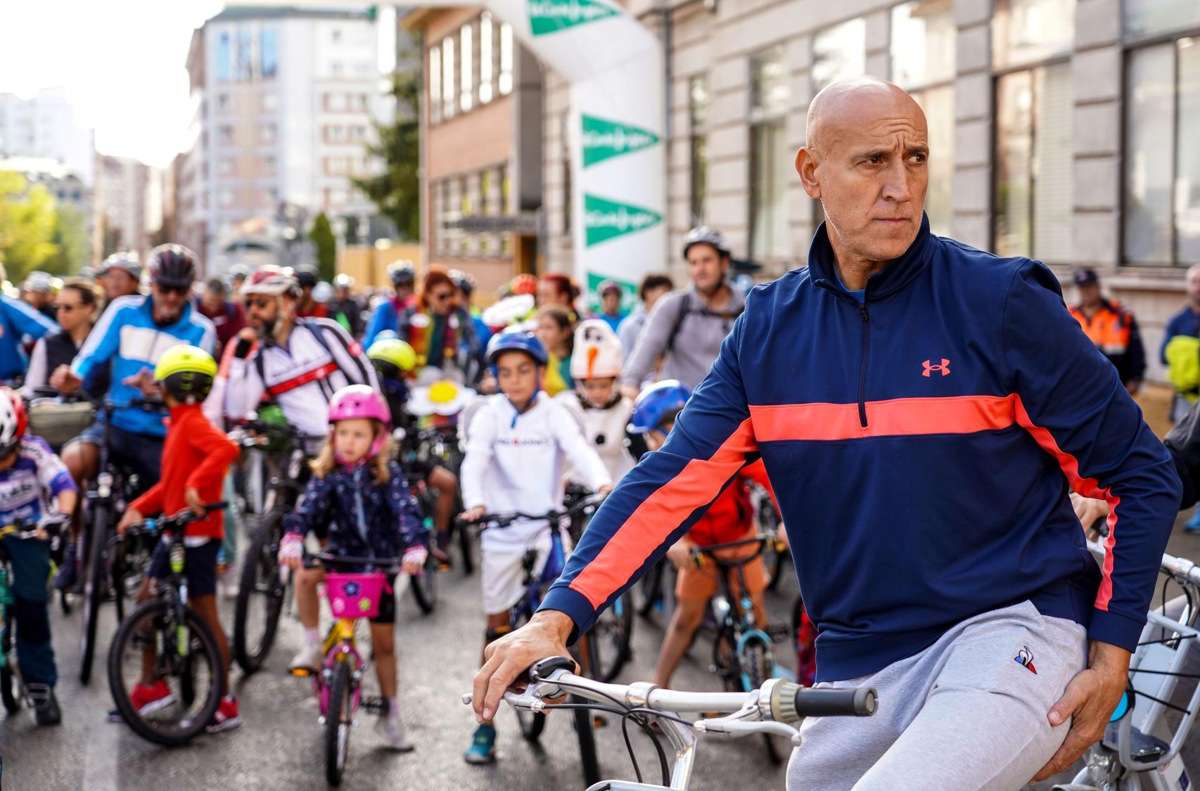 El alcalde de León, José Antonio Díez, participa en el Día de la Bici