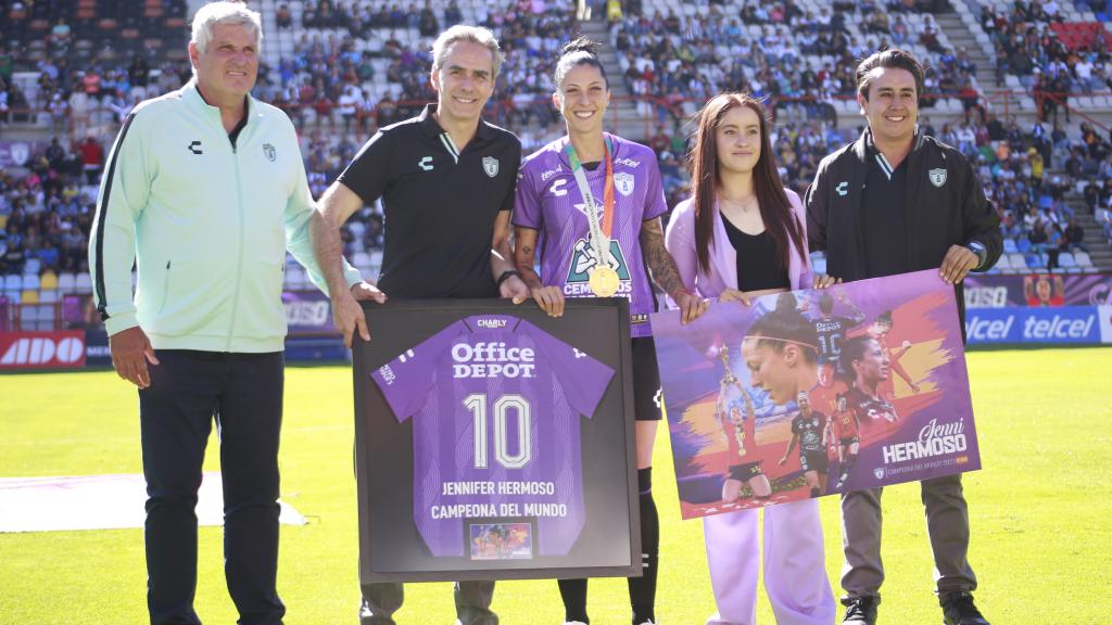 Jennifer Hermoso, durante un acto homenaje por parte de su club.