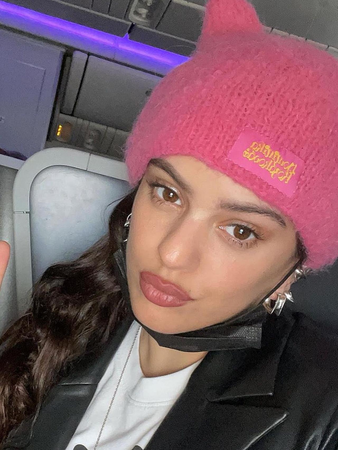Rosalía con un gorro de Dominika Kozáková