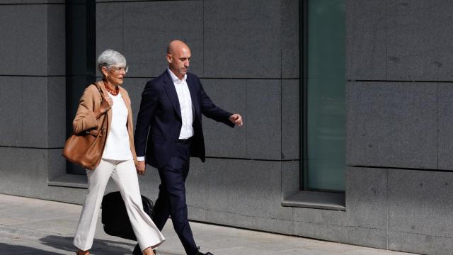 El expresidente de la RFEF, Luis Rubiales, y su abogada, Olga Tubau, el viernes 15 de septiembre, a su llegada a la Audiencia Nacional.