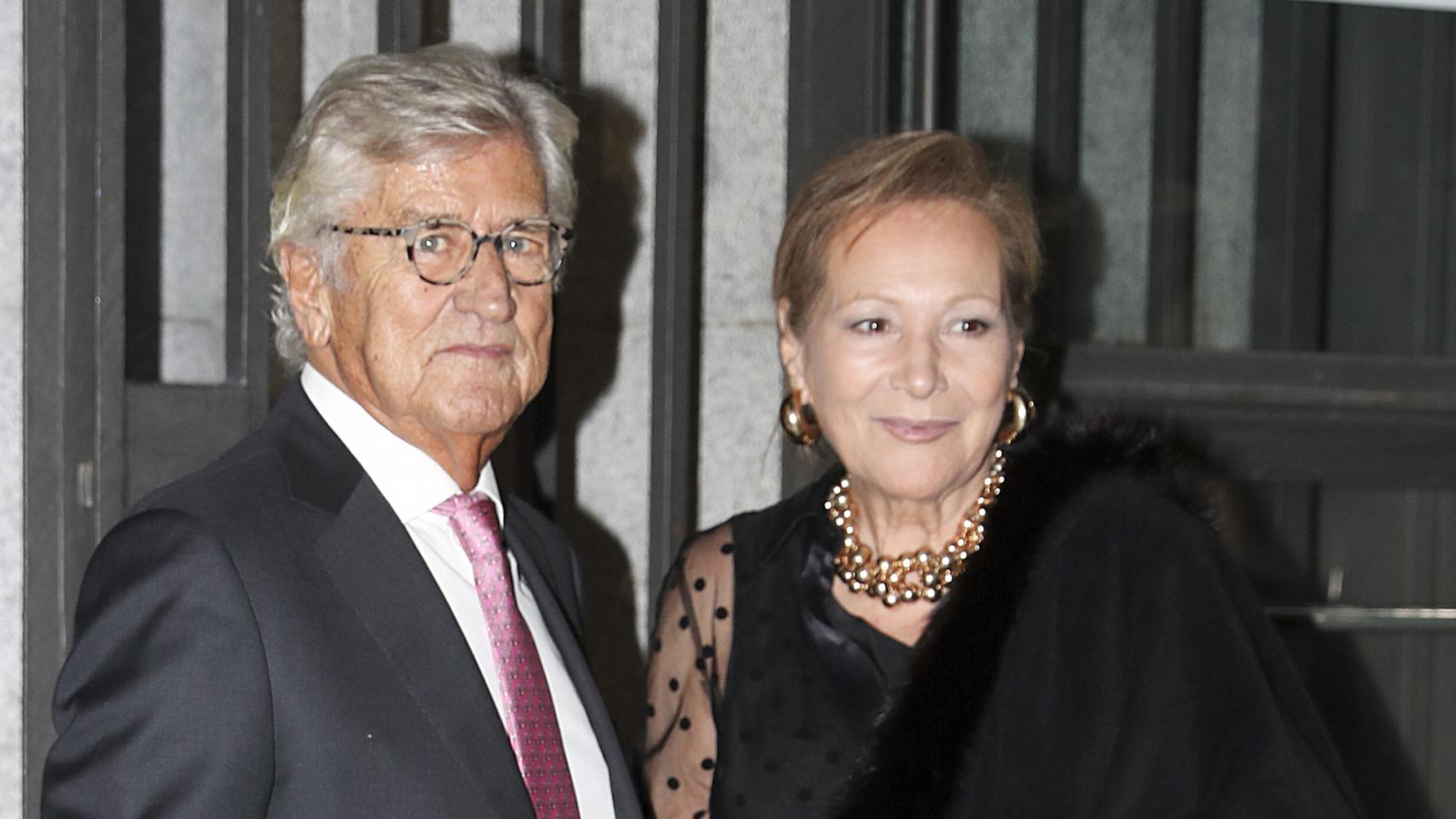 El malogrado Pepe Domingo Castaño junto a su mujer, María Teresa Vega, en un acto público en el Teatro Real en 2019.