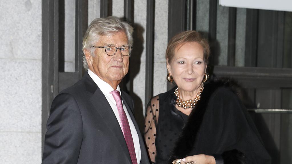El malogrado Pepe Domingo Castaño junto a su mujer, María Teresa Vega, en un acto público en el Teatro Real en 2019.