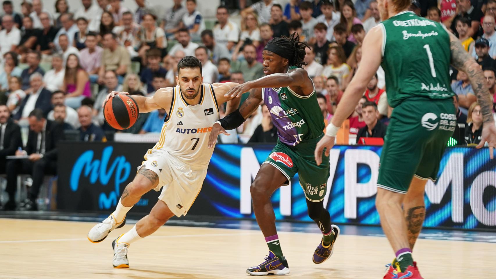 Campazzo trata de zafarse de un rival del Unicaja
