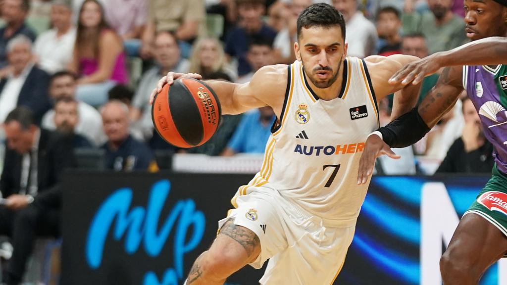 Campazzo trata de zafarse de un rival del Unicaja