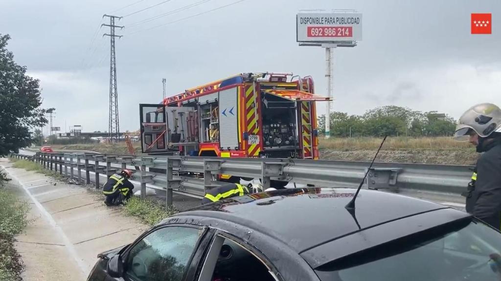 Bomberos actuando sobre el coche accidentando en la A-4.