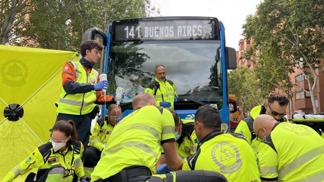 Sanitarios del SAMUR-Protección Civil estabilizando e intubando al atropellado.