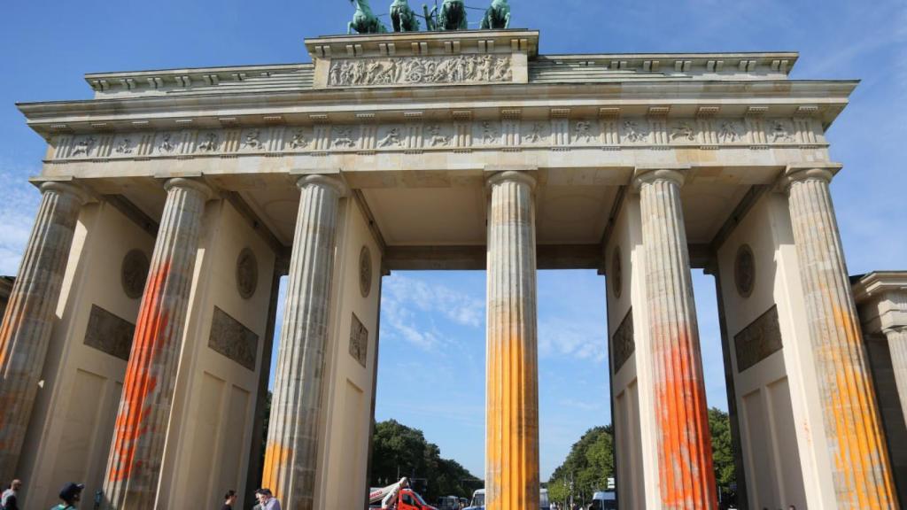 La Puerta de Brandeburgo manchada de pintura naranja