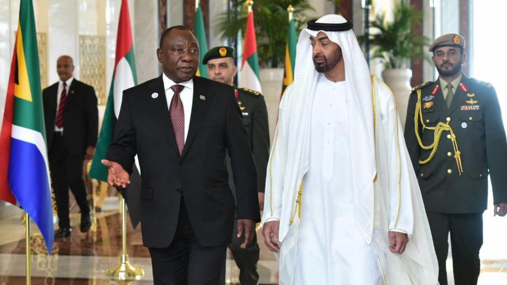 El primer ministro de los Emiratos Árabes, Mohammed Bin Zayed Al Nahayan junto al presidente de Sudáfrica, Cyril Raphamosa, en 2018.