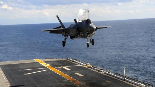 F-35B haciendo un aterrizaje vertical