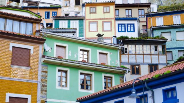 Detalle de las fachadas de la localidad.