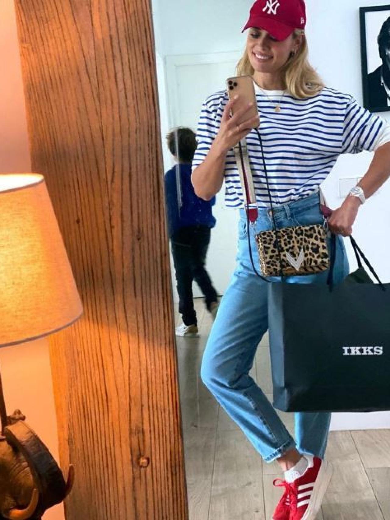 Patricia Conde mostrando el bolso.