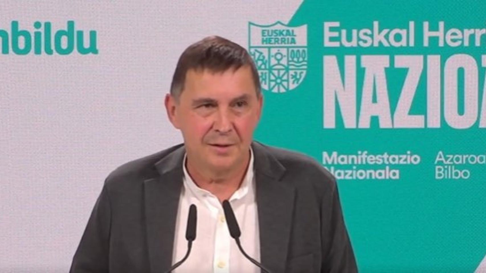 El coordinador general de EH Bildu, Arnaldo Otegi, este lunes en rueda de prensa.