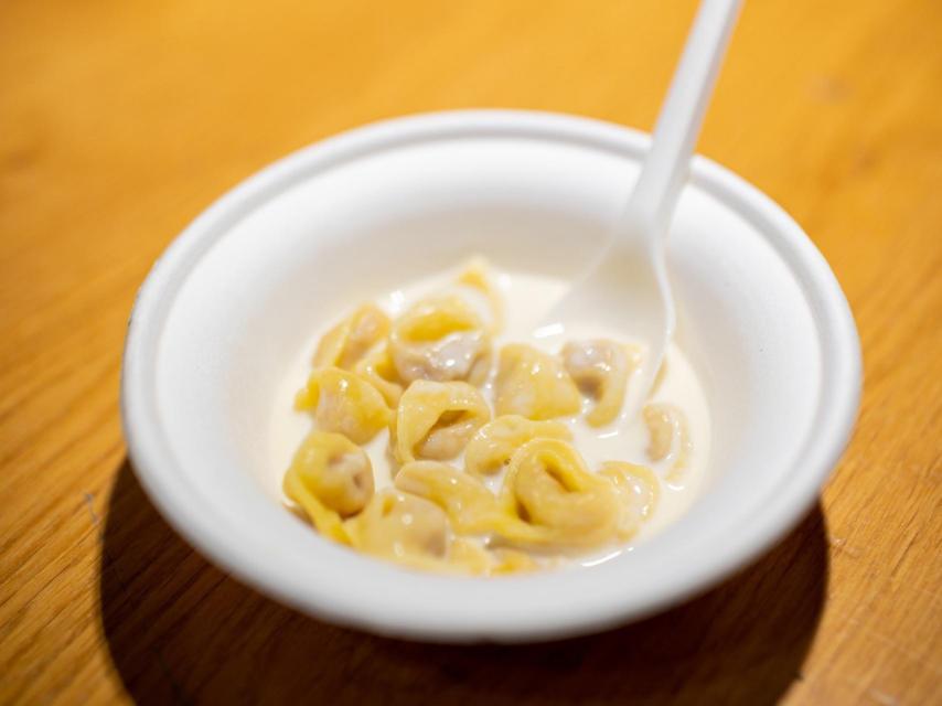 Los célebres tortellini con crema de Parmiggiano Reggiano de Massimo Bottura