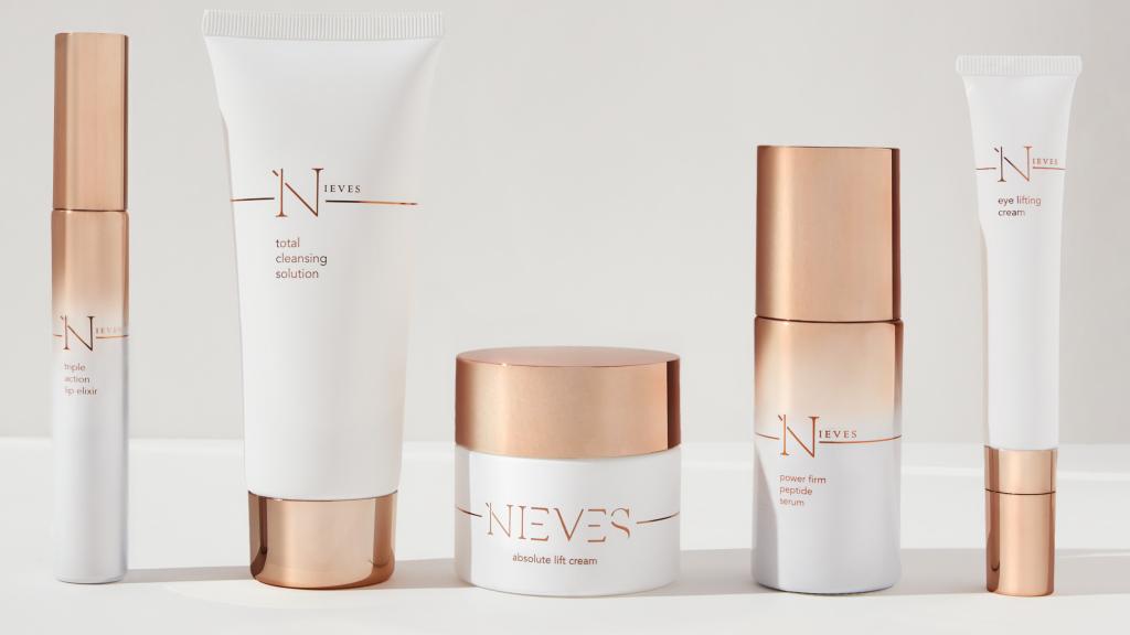 De derecha a izquierda: Triple Action Lip Elixir, Total cleansing solution, Absolute lift cream, Power firm peptide serum y Eye lifting cream.