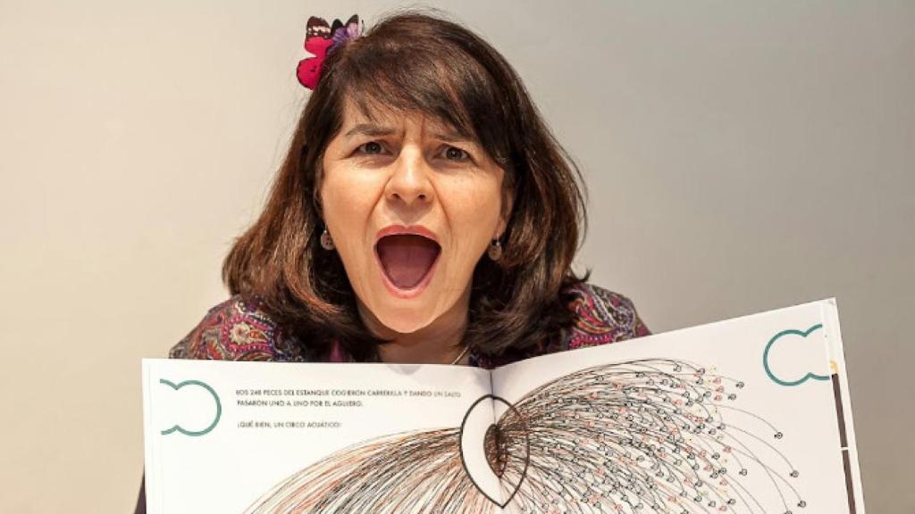 Lilí Cuentacuentos mostrando un libro.