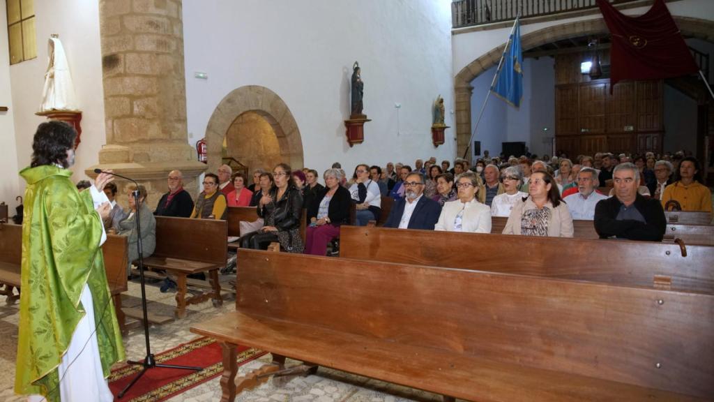 Teo Nieto dando misa tras su nombramiento