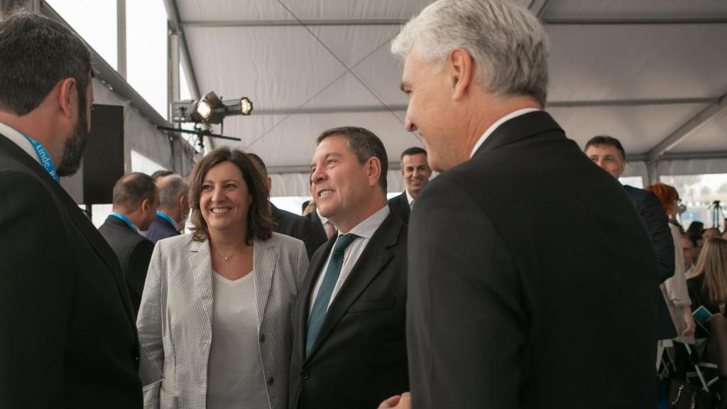 Patricia Franco junto a Page y responsables de Linde.