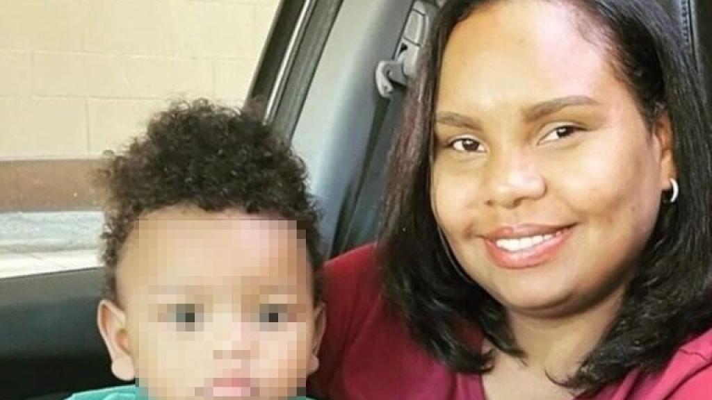 La madre y el bebé fallecido.