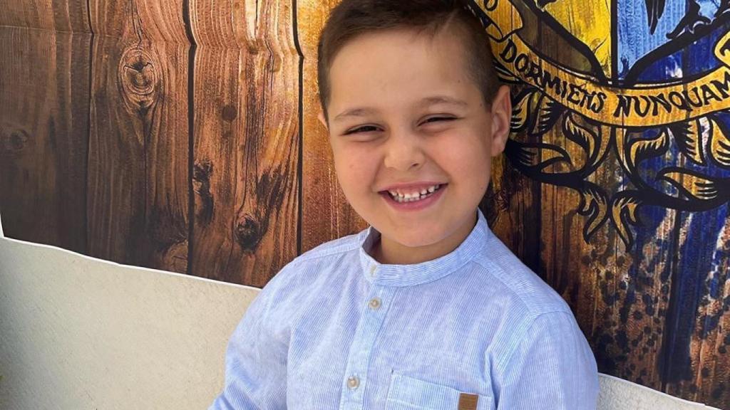 Adrián posa sonriente