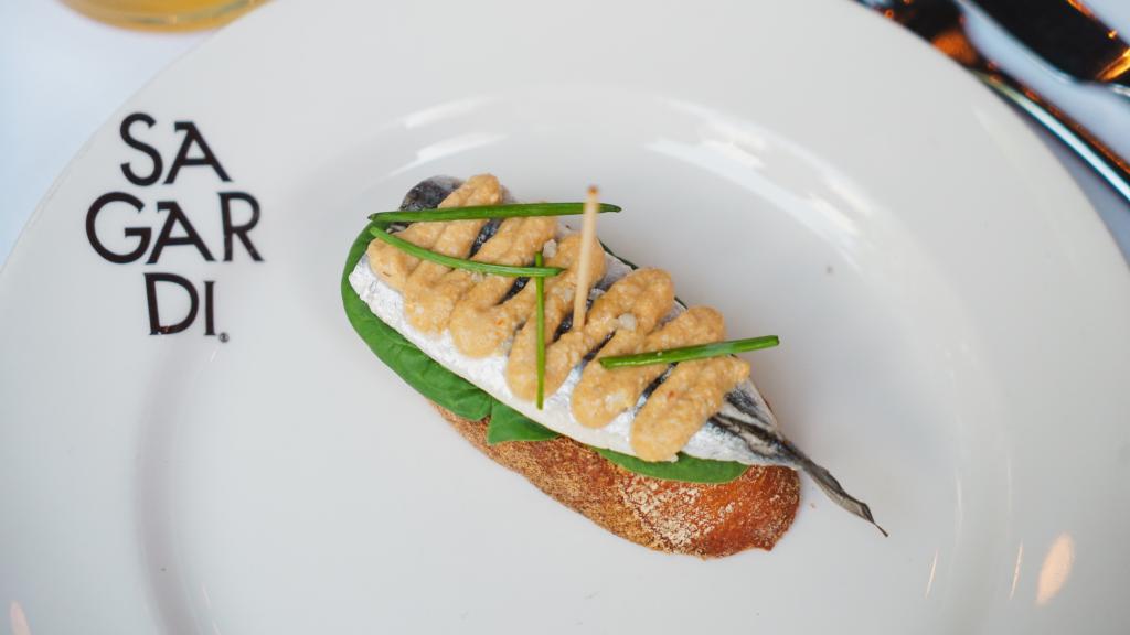 Pintxo de boquerón con mousse de antxoa.