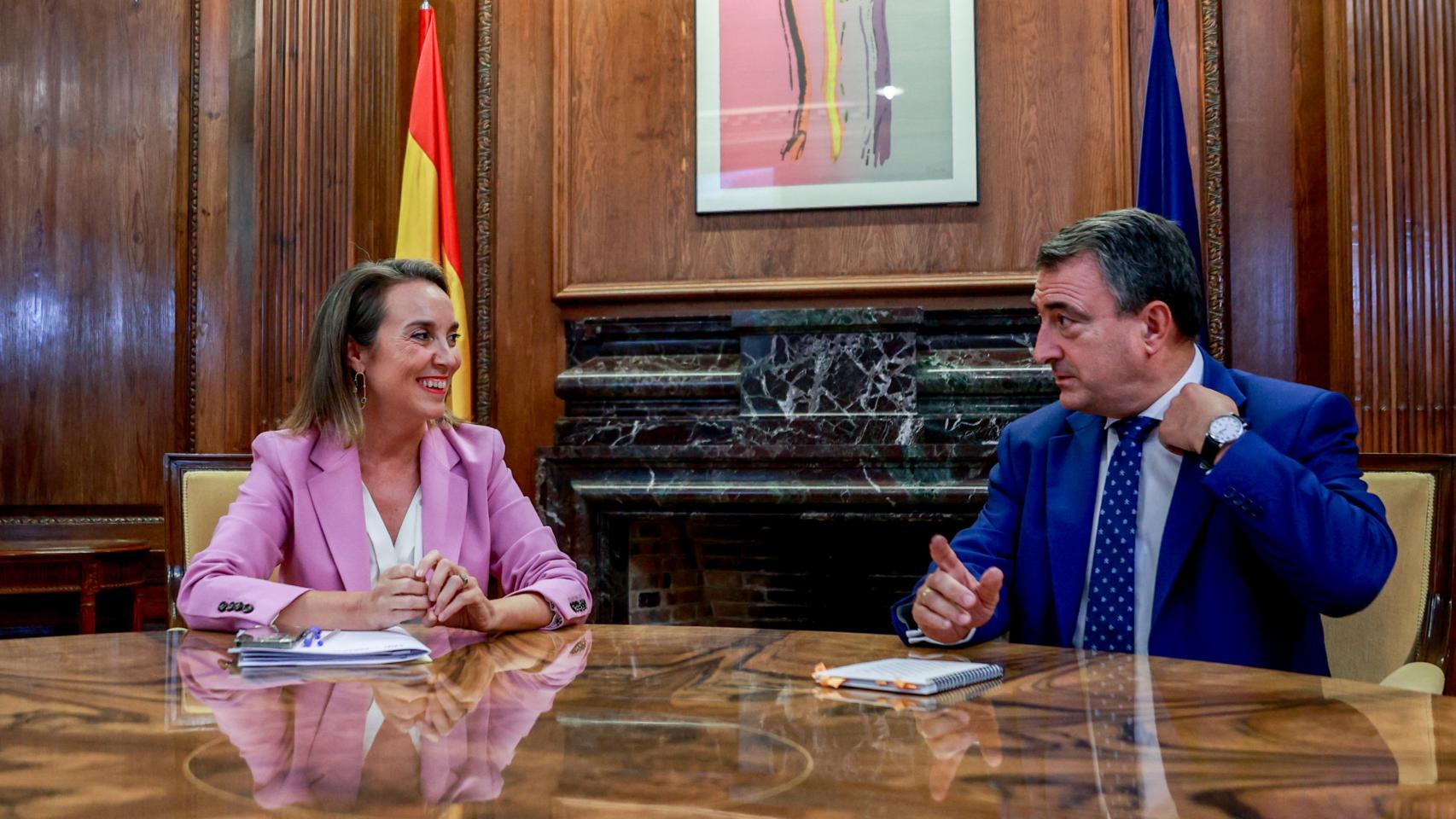 Cuca Gamarra y Aitor Esteban este lunes en el Congreso.