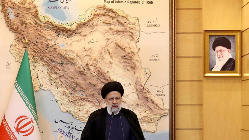 El presidente iraní, Ebrahim Raisi, habla durante la ceremonia oficial de despedida de su viaje a Nueva York, en Teherán.