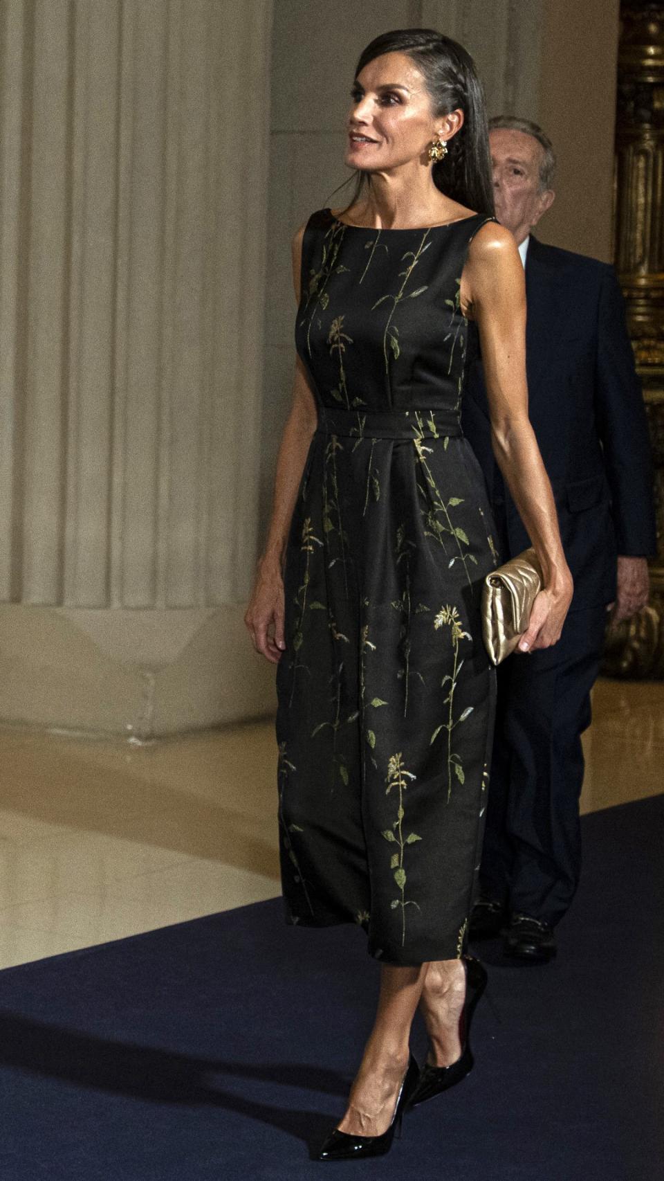 La Reina, muy elegante con un diseño de Dries Van Noten.