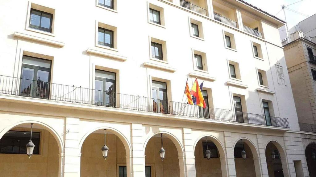 La fachada de la Audiencia de Alicante.