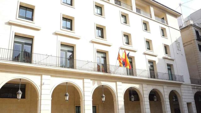 La fachada de la Audiencia de Alicante.