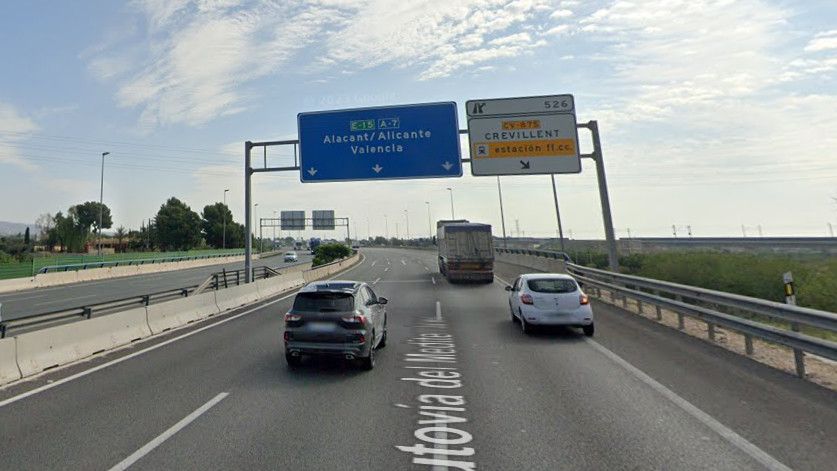 La AP7, con tres carriles, en una de las salidas a Crevillent.