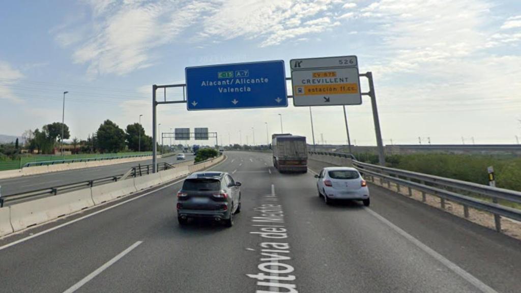 La AP7, con tres carriles, en una de las salidas a Crevillent.
