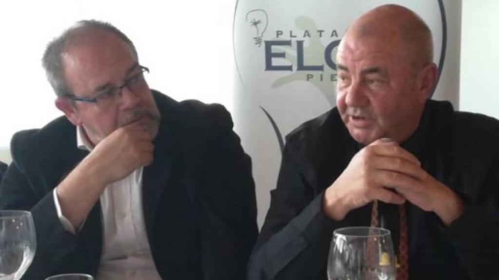 Fermín Crespo (izquierda) con Antonio Rodes en una tertulia en Elche hace unos años.