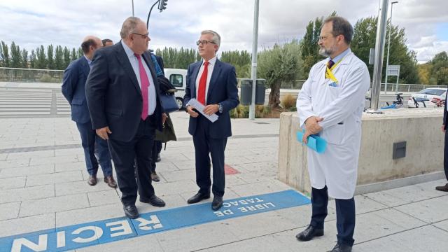 El consejero de Sanidad, Alejandro Vázquez, visita el hospital de Salamanca