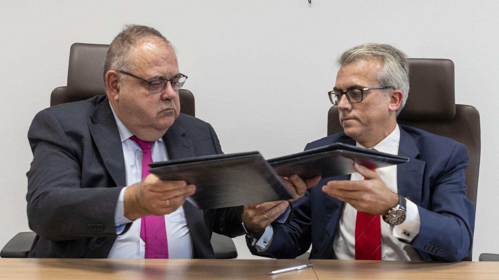 El consejero de Sanidad, Alejandro Vázquez Ramos, suscribe un convenio entre la Gerencia Regional de Salud, IBSAL y Novartis