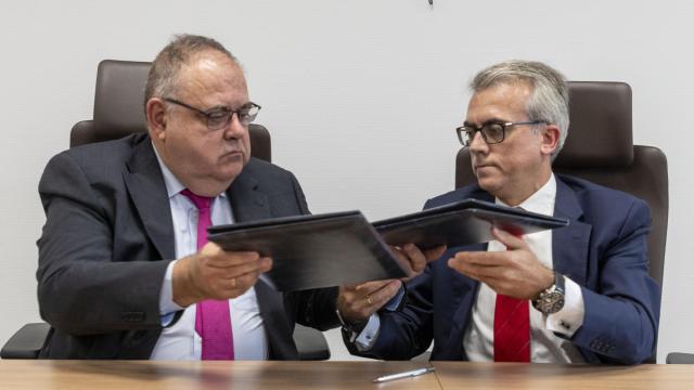 El consejero de Sanidad, Alejandro Vázquez Ramos, suscribe un convenio entre la Gerencia Regional de Salud, IBSAL y Novartis