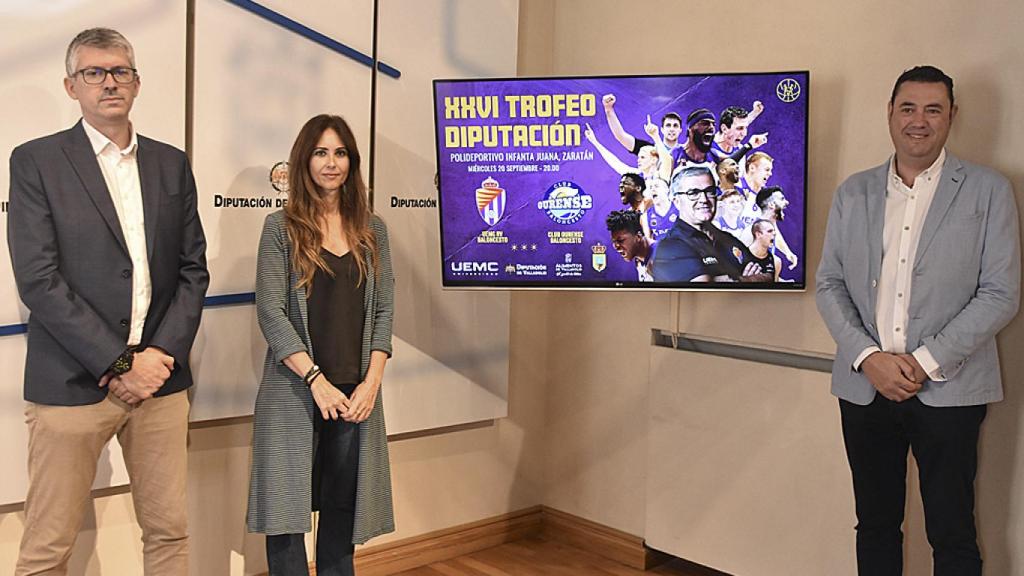 De izquierda a derecha: el director general adjunto del Real Valladolid de Baloncesto, Enrique Peral, junto a la teniente de alcalde del Ayuntamiento de Zaratán, María Esther Peláez y el diputado de Deportes de la Diputación de Valladolid, Javier González, en la presentación del Trofeo Diputación-Alimentos de Valladolid