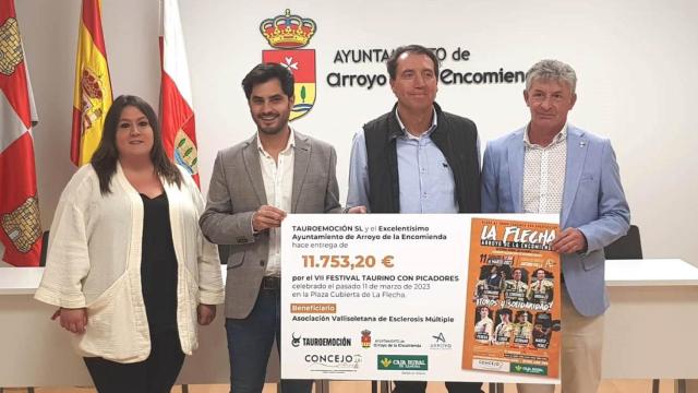 Momento de la entrega del cheque simbólico esta mañana en Arroyo de la Encomienda