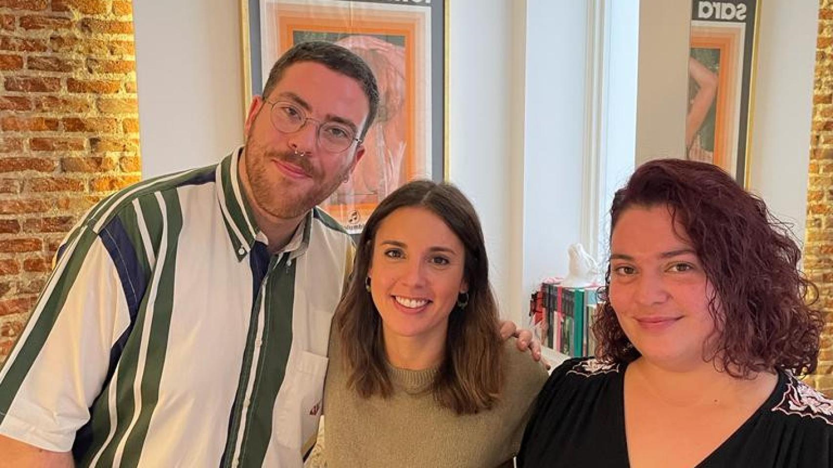 Beatriz Cepeda y Enrique Aparicio, junto a la ministra de Igualdad, Irene Montero