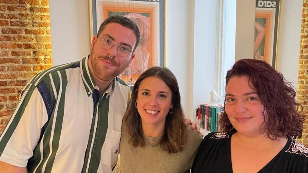 Beatriz Cepeda y Enrique Aparicio, junto a la ministra de Igualdad, Irene Montero