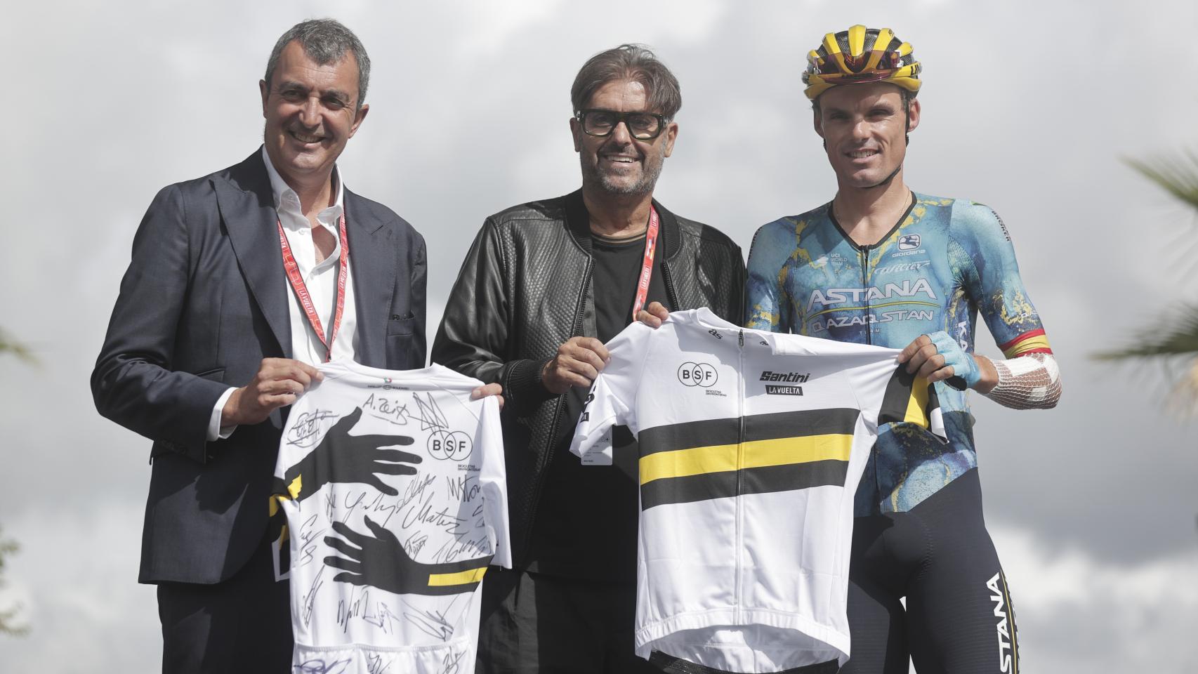 Javier Guillén, a la izquierda, junto a un representante de Santini y a Luis León Sánchez.